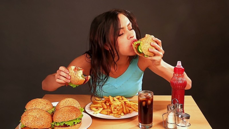 Употребление жирной и вредной пищи
