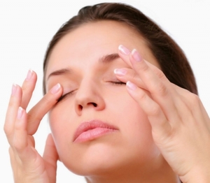 Как правильно ухаживать за кожей вокруг глаз после 50