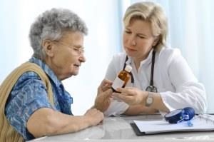 доктор выписывает женщине таблетки